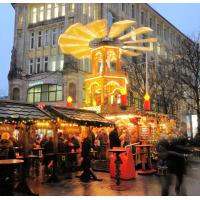 4907_1471 Abenddämmerung in Hamburg - beleuchtete Weihnachtspyramide Spitalerstrasse. | 